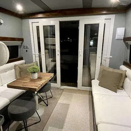 Barco Playa Botel Valenza
