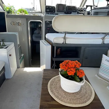 Barco Playa Botel Valenza